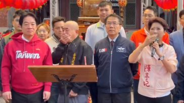 Viral η ψύχραιμη αντίδραση του Προέδρου της Ταϊβάν όταν επικεφαλής ναού έκανε εμετό σχεδόν πάνω του
