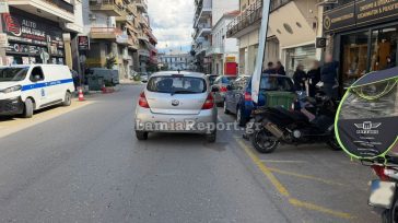 Λαμία: Αυτοκίνητο παρέσυρε δύο νεαρούς στην οδό Αβέρωφ