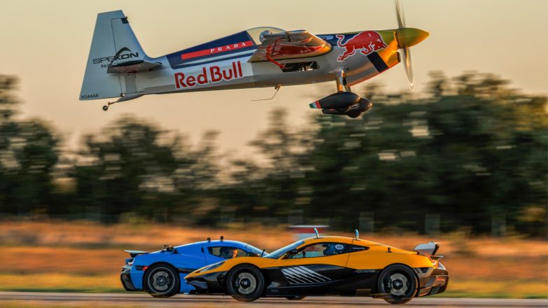 Η Rimac βοήθησε τη Red Bull να προσγειώσει για πρώτη φορά στην ιστορία, αεροπλάνο σε κινούμενο τρένο (Βίντεο)