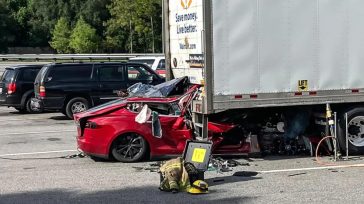 Η Tesla θα πληρώσει 243 εκατ. δολάρια για θανατηφόρο δυστύχημα με το Autopilot ενεργοποιημένο