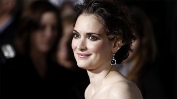 Η Γουινόνα Ράιντερ επιστρέφει στο σύμπαν του Τιμ Μπάρτον