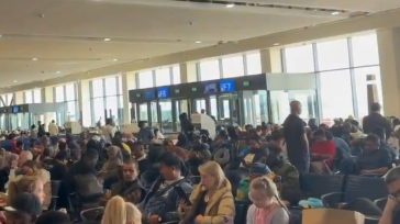 Παγιδευμένοι τουρίστες στο αεροδρόμιο του Ντουμπάι