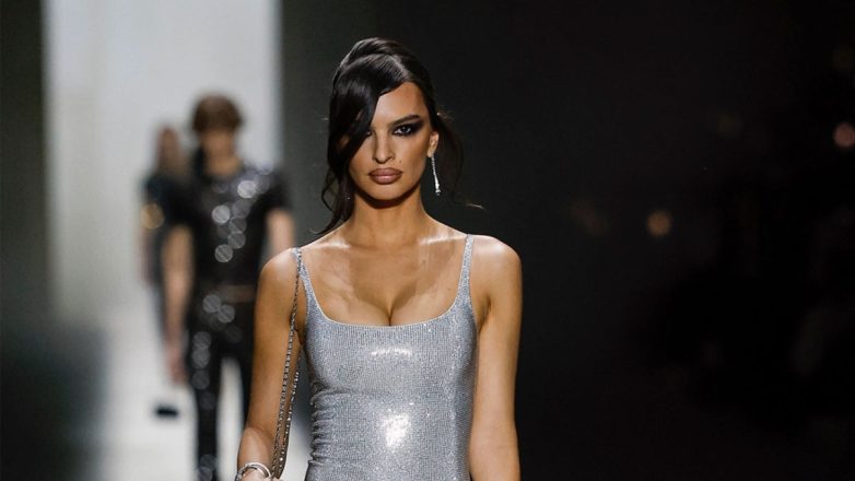 Emily Ratajkowski: Viral η πασαρέλα της στον οίκο Gucci – «Προσπαθώντας να δείχνω νηφάλια»