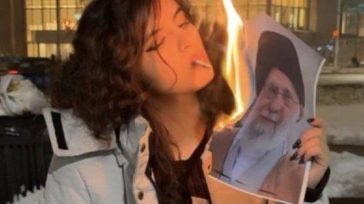 Η Ιρανή που άναψε τσιγάρο με φωτογραφία του Χαμενεΐ έγινε και πάλι viral