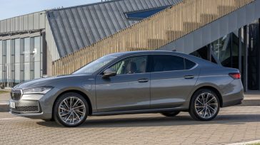 Νέα PHEV έκδοση για τη Skoda Superb – Με 272 ίππους, 120χλμ. ηλεκτρικής αυτονομίας και κατανάλωση 1.5λτ./100χλμ.
