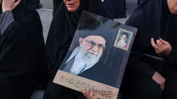 Παρουσιάστρια στο Ιράν κλαίει με λυγμούς για τον Χαμενεΐ