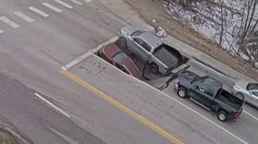 Άνοιξε η γη και τους κατάπιε στο φανάρι (Βίντεο)