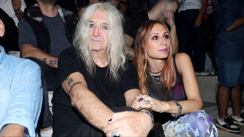 Νίκος Καρβέλας: Το μήνυμα – γροθιά στο στομάχι για το πώς η κοινωνία αντιμετωπίζει τις γυναίκες