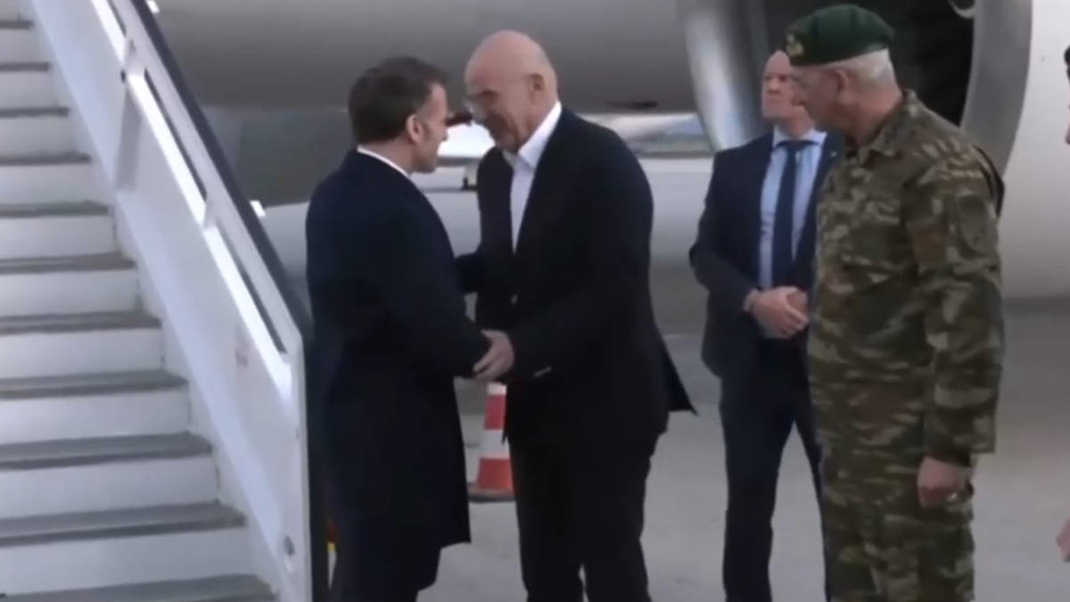 Στη Σούδα ο Μακρόν – Τον υποδέχθηκε ο Δένδιας