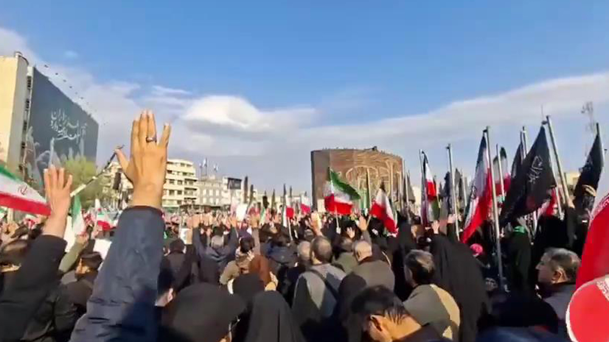 Πλήθος κόσμου συγκεντρώθηκε στην Τεχεράνη για να στηρίξει τον νέο Ανώτατο Ηγέτη του Ιράν