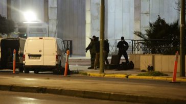 Προφυλακίστηκε ο Σουδανός που απειλούσε να ανατιναχθεί με χειροβομβίδες στη ΓΑΔΑ