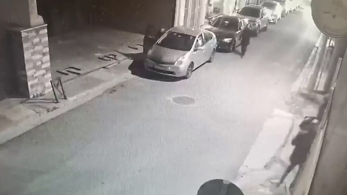 Δίδυμο κλεφτών άρπαζε τσάντες γυναικών μέσα από αυτοκίνητα – Δείτε βίντεο από τη δράση του