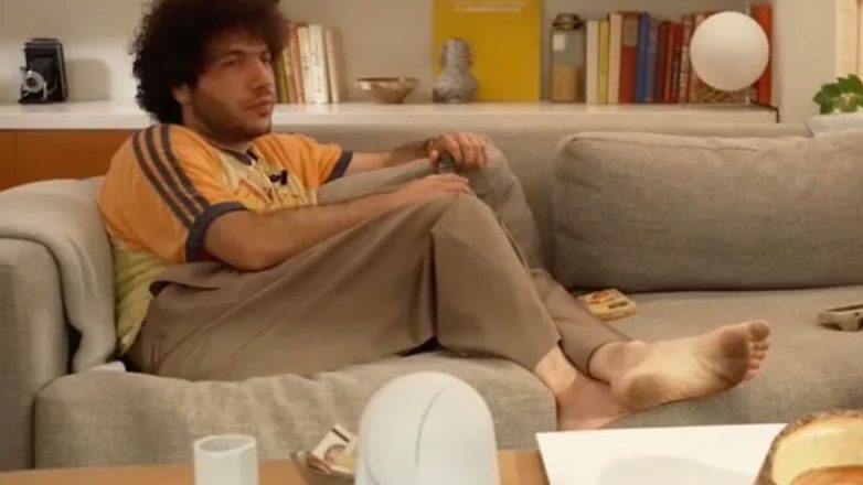 Ο Benny Blanco απαντά στα σχόλια για τη «βρώμικη» πατούσα: «Μυρίζω ωραία»