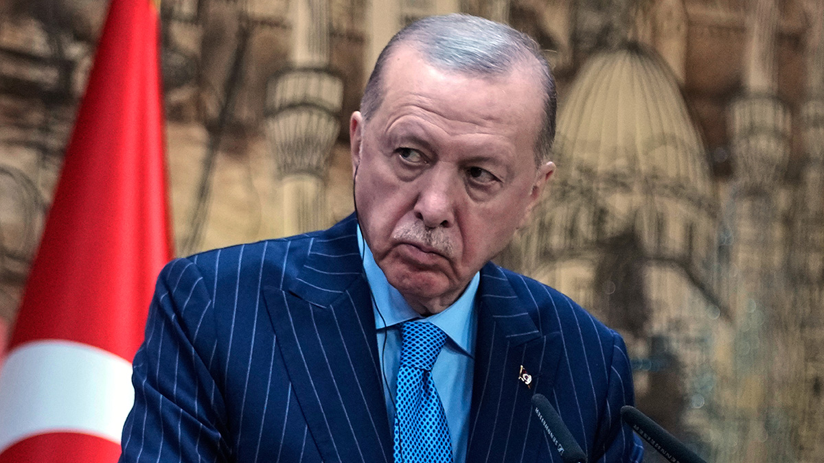 Ο Ερντογάν καρατόμησε τον υφυπουργό Παιδείας λόγω των επιθέσεων στα σχολεία