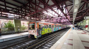 Άγνωστοι πέταξαν πέτρα σε συρμό του Ηλεκτρικού – Τραυματίστηκε επιβάτης