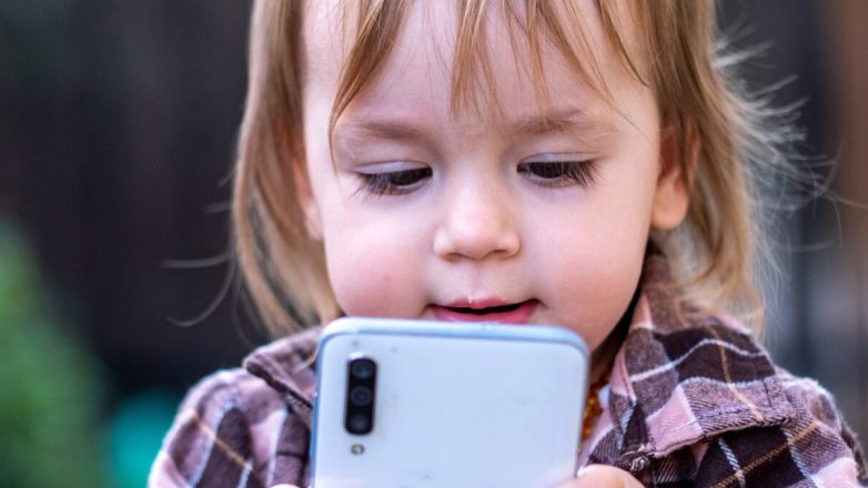 Η αυξημένη χρήση οθονών στα μικρά παιδιά συνδέεται με πιο αδύναμες γλωσσικές δεξιότητες