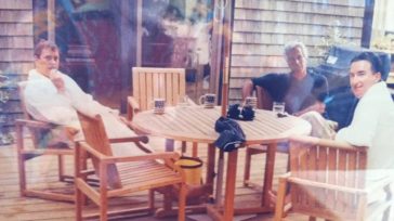 Στο φως η πρώτη φωτογραφία με Έπστιν, πρίγκιπα Άντριου και Μάντελσον