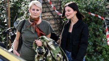 Νατάσα Παζαΐτη – Αλίκη Καραμανλή: Σπάνια δημόσια εμφάνιση μητέρας και κόρης στο κέντρο της Αθήνας