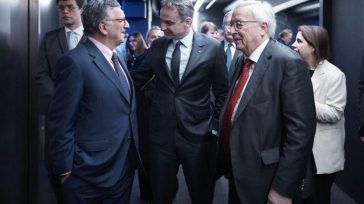 Γιούνκερ: «Είμαι περήφανος που κρατήσαμε την Ελλάδα στην Ευρωζώνη»