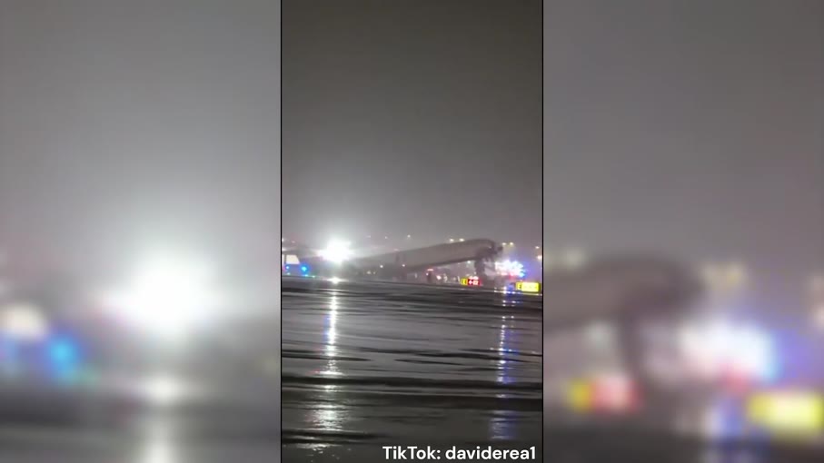 Νέα Υόρκη: Αεροσκάφος συγκρούστηκε με όχημα στο έδαφος