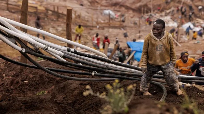 «Μας βοηθά να επιβιώσουμε»: Η φτώχεια αναγκάζει τα παιδιά να δουλεύουν σε ορυχεία στη ΛΔ Κονγκό