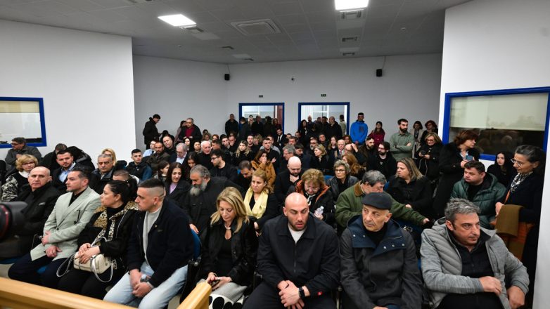 Ένταση στο ξεκίνημα της δίκης για τα Τέμπη