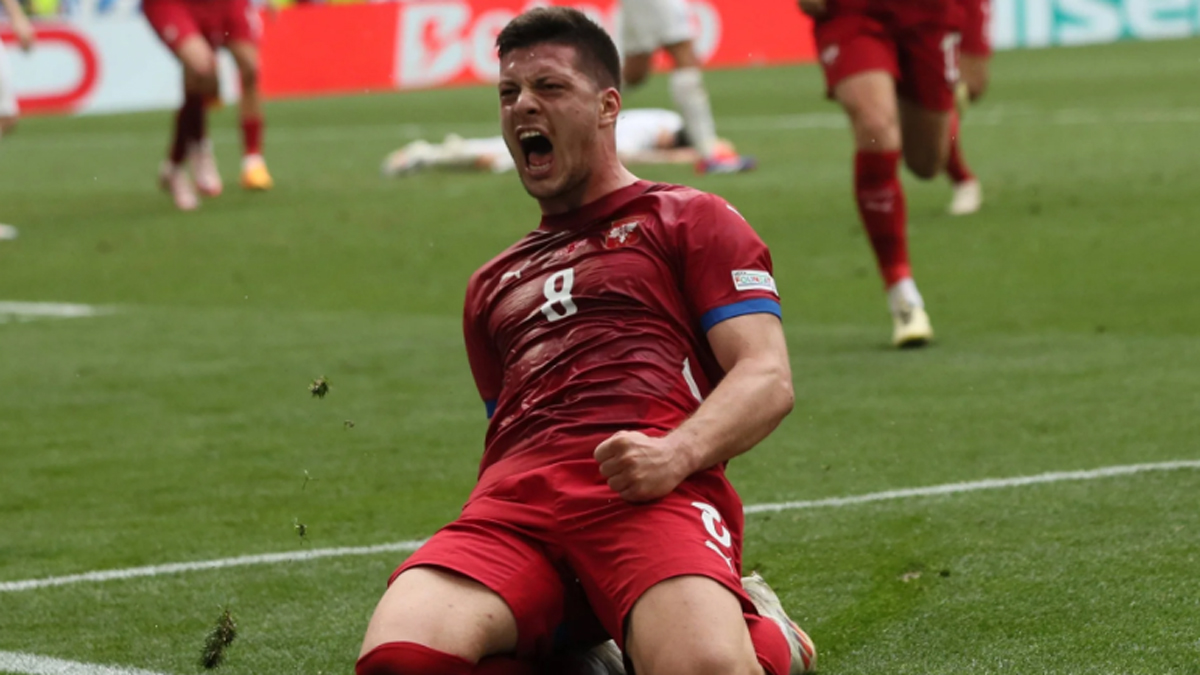 Ο Γιόβιτς βραβεύτηκε για την προσφορά του στην εθνική (pic)