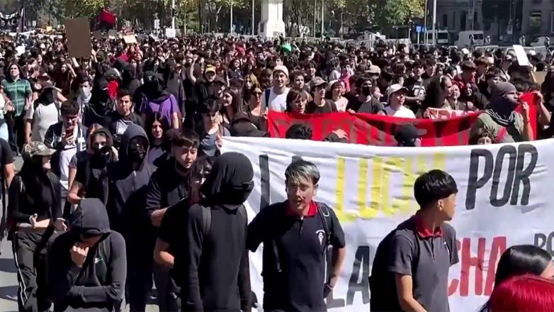 Χιλή: Χιλιάδες μαθητές στους δρόμους εναντίον της λιτότητας Χιλή: Χιλιάδες μαθητές στους δρόμους εναντίον της λιτότητας