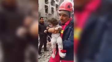 Συγκλονίζει η διάσωση βρέφους στην Τεχεράνη