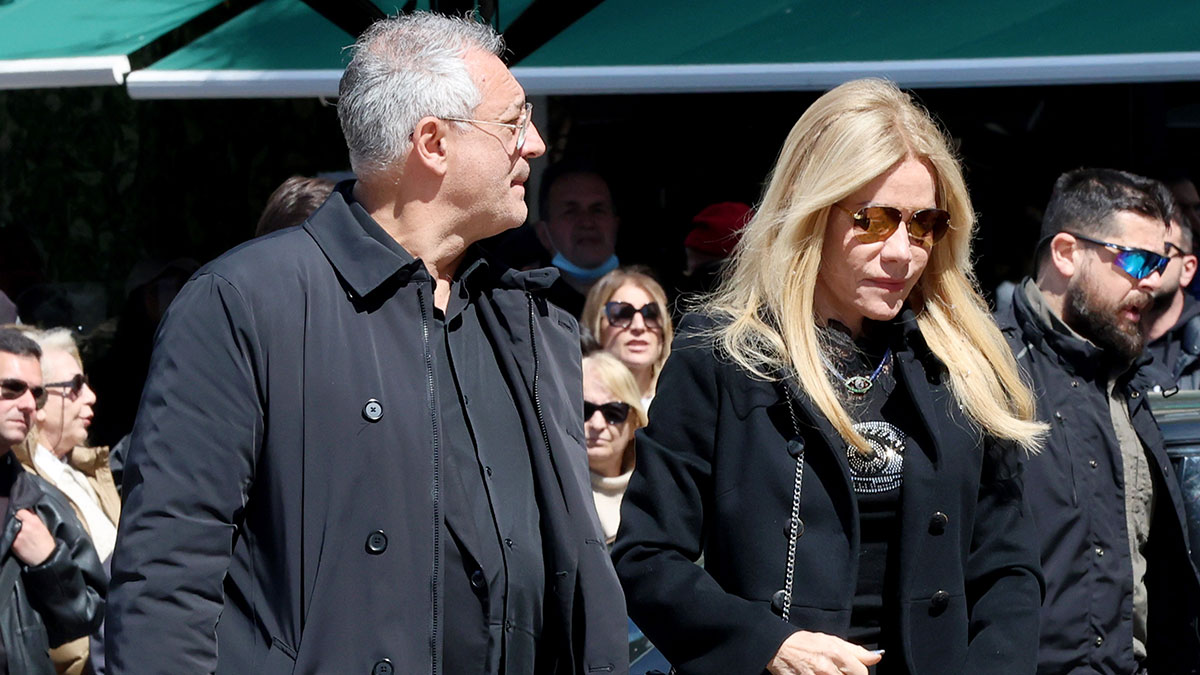 Κηδεία Μαρινέλλας: Συντετριμμένη η Μαριάννα Λάτση στη Μητρόπολη Αθηνών