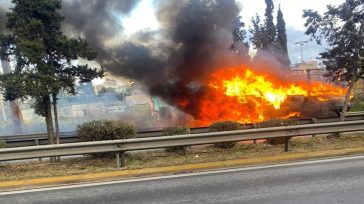 Στις φλόγες τυλίχθηκε φορτηγό στον Κηφισό