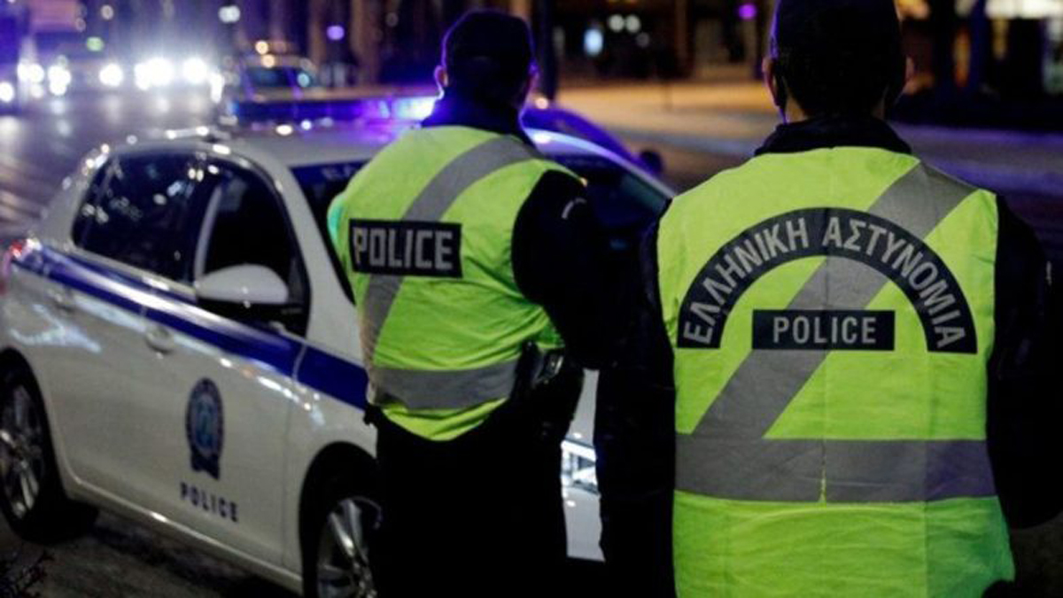 Πειραιάς: Οδηγός έπεσε πάνω σε αυτοκίνητα και έφυγε