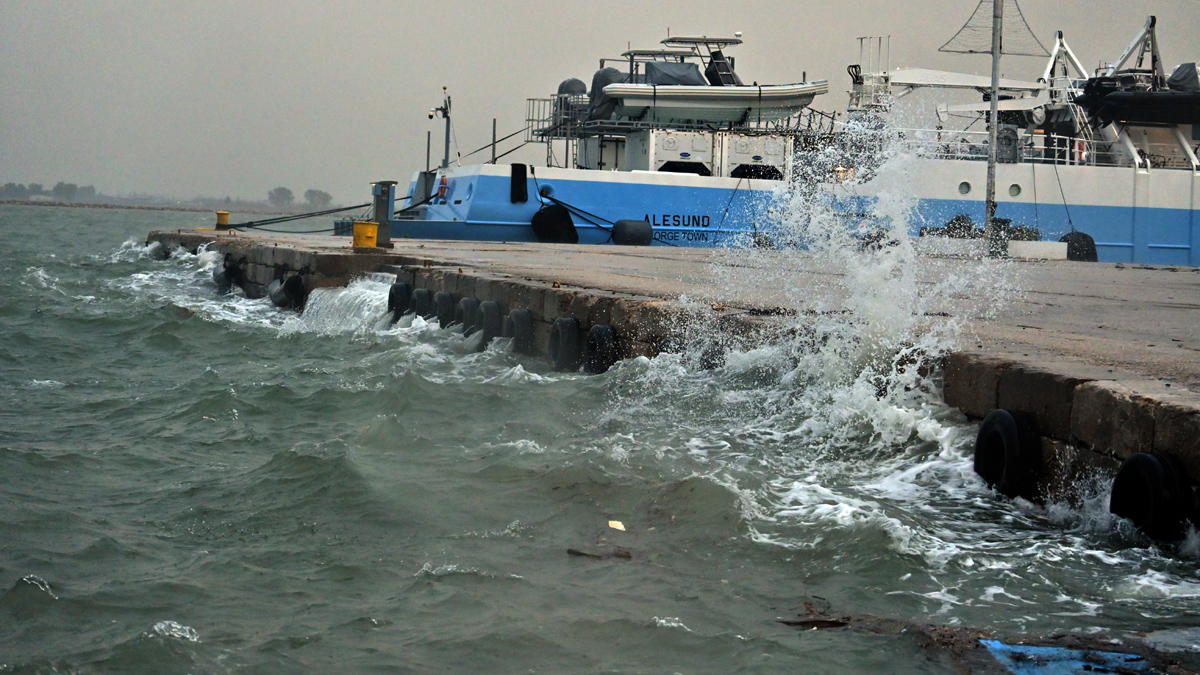 Δεμένα τα πλοία στα λιμάνια λόγω κακοκαιρίας