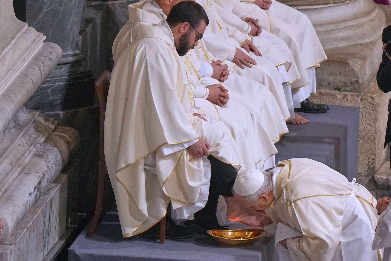 Ο Πάπας Λέων ΙΔ΄ έπλυνε και φίλησε τα πόδια 12 Ρωμαίων ιερέων