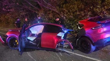 Porsche Cayenne κόπηκε στη μέση μετά από σφοδρό τροχαίο – Ο οδηγός βγήκε αλώβητος