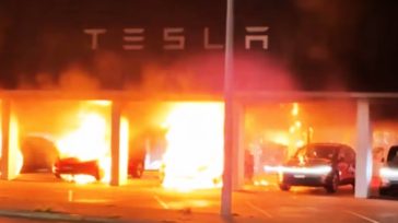 Φωτιά σε έκθεση Tesla: Καμένα αυτοκίνητα και σοβαρές υποψίες εμπρησμού (Βίντεο)
