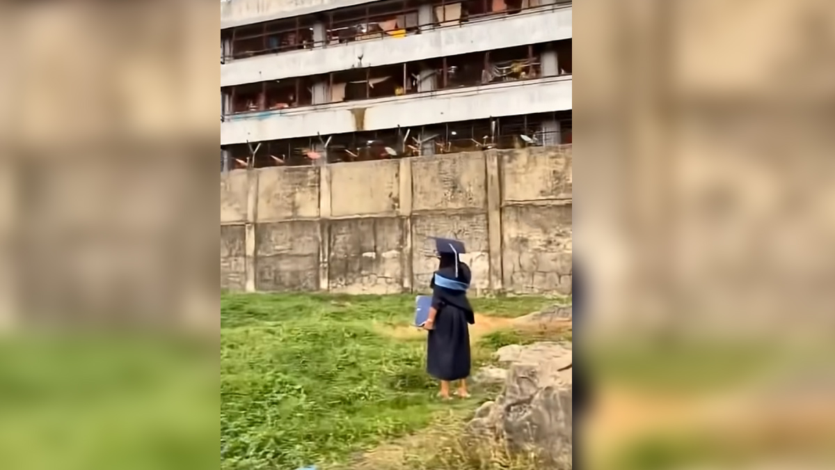 Απόφοιτη επισκέφτηκε τον πατέρα της έξω από τη φυλακή κρατώντας το πτυχίο της