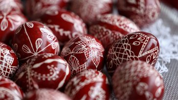 Θεσσαλονίκη: Μια γυναίκα αναβιώνει το έθιμο Περδίκα – Μαθήματα ζωγραφικής αβγών σε ΚΑΠΗ