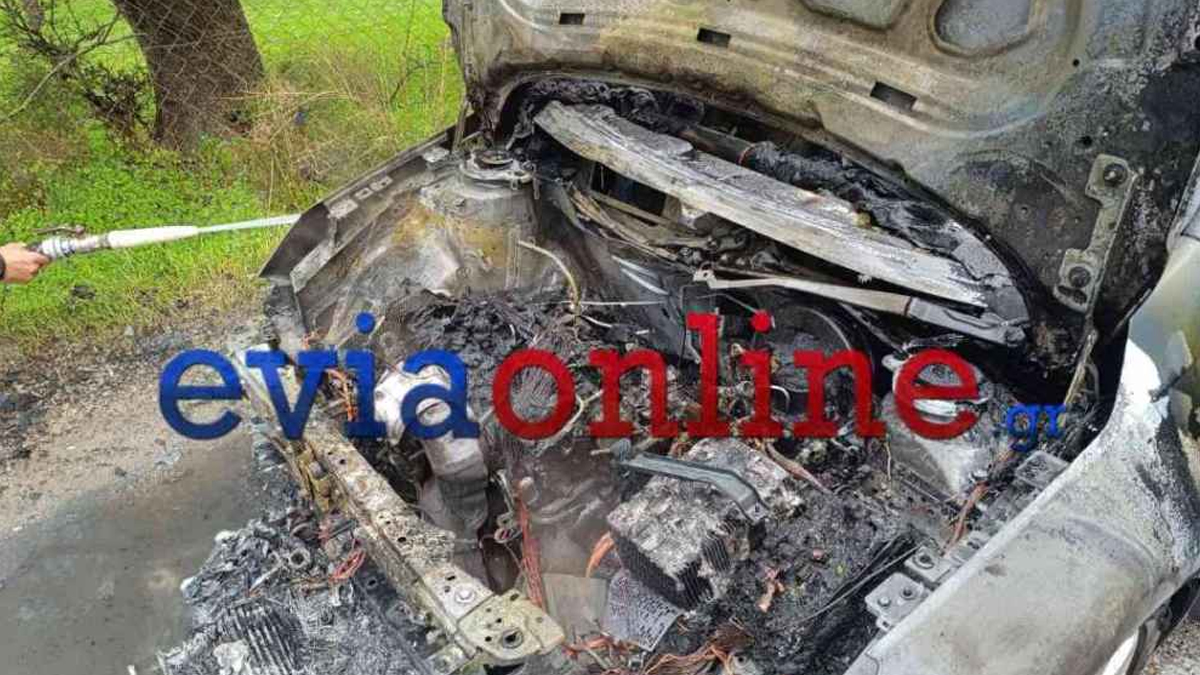 Φωτιά σε εν κινήσει αυτοκίνητο στη Μαγούλα Ερέτριας