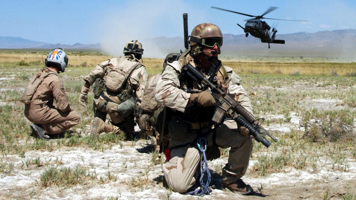 Ποιοι είναι οι «ελβετικοί σουγιάδες» που ψάχνουν τον αγνοούμενο πιλότο του F-15