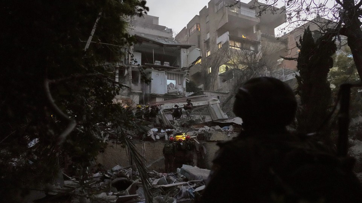 Τρεις άνθρωποι αγνοούνται και πιστεύεται ότι έχουν παγιδευτεί κάτω από τα ερείπια μετά την πυραυλική επίθεση στη Χάιφα