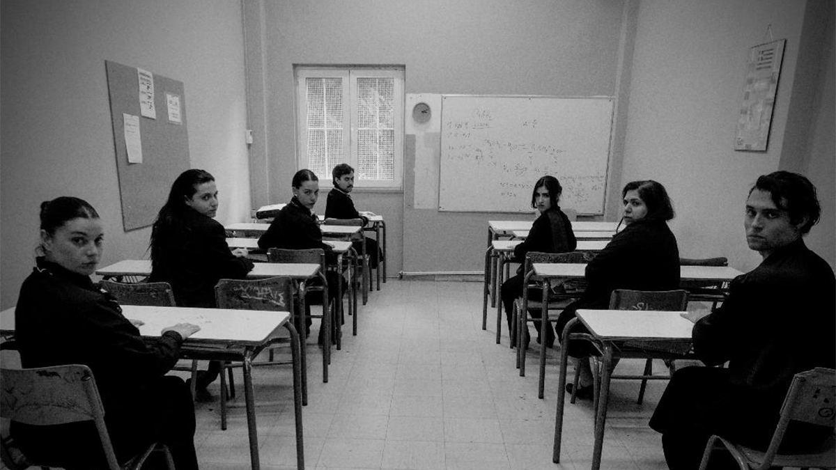 «Δεσποινίς Μαργαρίτα»: Η σχολική αίθουσα μετατρέπεται σε μικρογραφία κοινωνίας στο Θέατρο Αλκμήνη