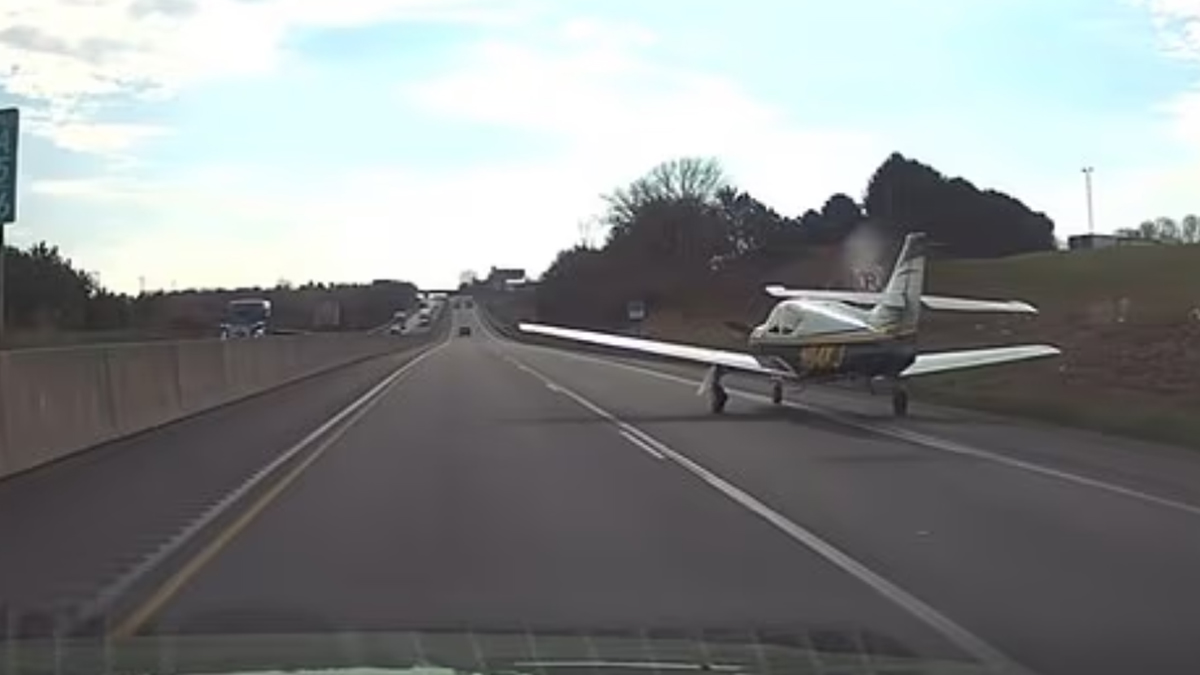 Αεροπλάνο έκανε αναγκαστική προσγείωση σε αυτοκινητόδρομο