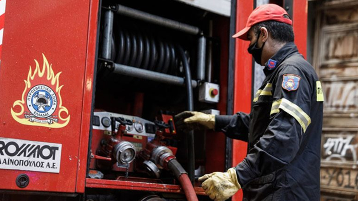 Αυτοκίνητο τυλίχθηκε στις φλόγες έξω από τη Λάρισα