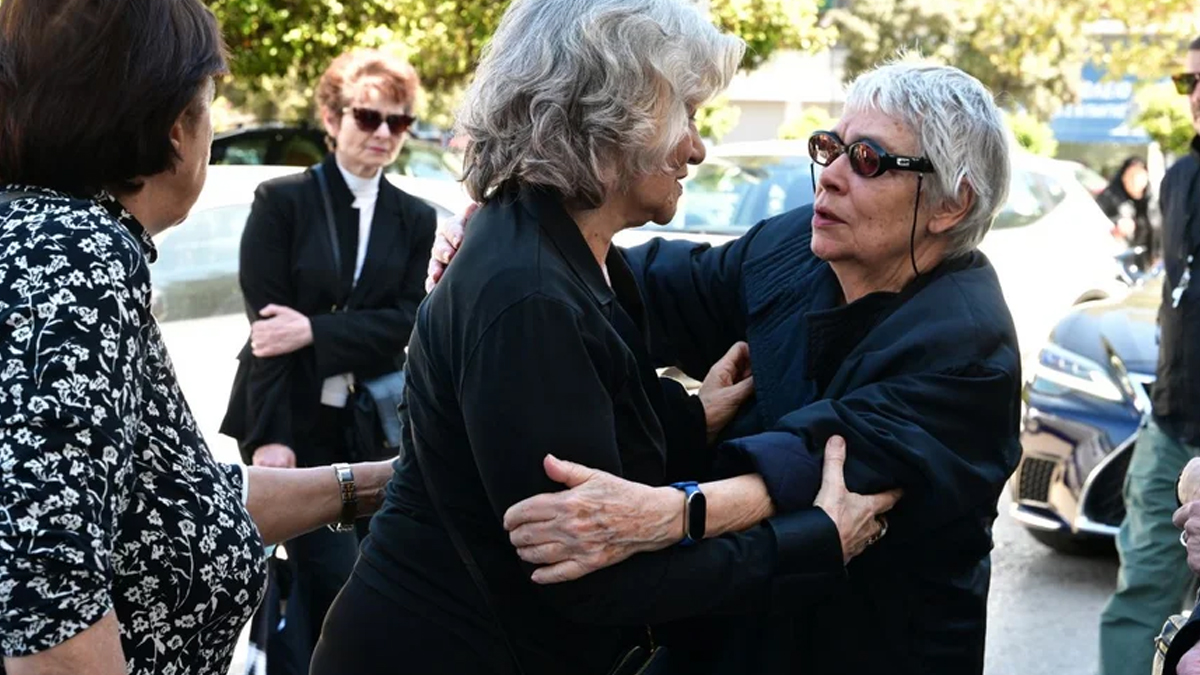 Συντετριμμένη η Θεανώ Φωτίου στην κηδεία του μονάκριβου γιου της