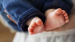 Έκαιγε και δάγκωνε το 10 μηνών κοριτσάκι ο σύντροφος της μητέρας του