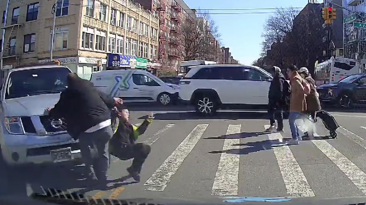 Τι έκανε ο άνθρωπος; Πρώτα σταμάτησε για να περάσουν οι πεζοί και μετά τους πήρε παραμάζωμα (Βίντεο)