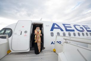 Το Άγιο Φως έφτασε στην Κύπρο από τα Ιεροσόλυμα με ειδική πτήση της AEGEAN