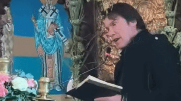 Στράτος Τζώρτζογλου: Απήγγειλε το «Πιστεύω» και μίλησε για τη σκοτεινή του περίοδο