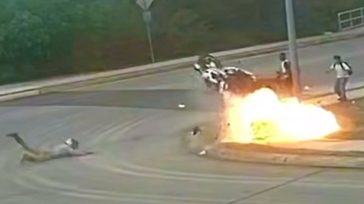 Σοκαριστικό τροχαίο: Μηχανή τυλίχθηκε στις φλόγες και παραλίγο να κάψει 4 παιδιά (Βίντεο)